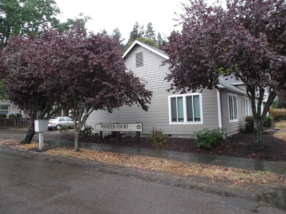 Pioneer Court in Brownsville, OR - Building Photo