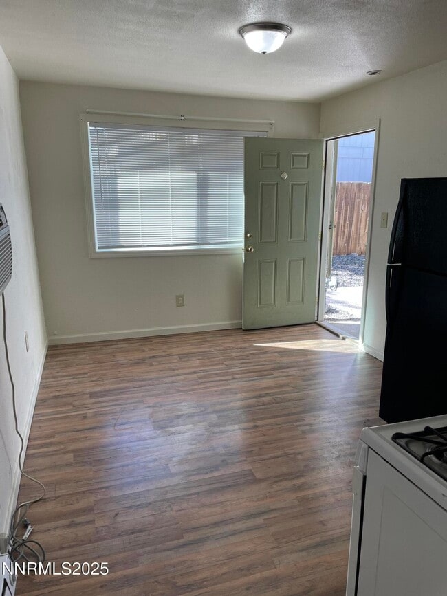 180 Mortensen Ln in Fernley, NV - Foto de edificio - Building Photo