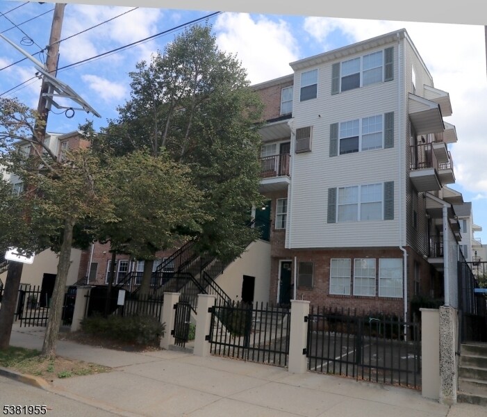76 Union St in Newark, NJ - Building Photo