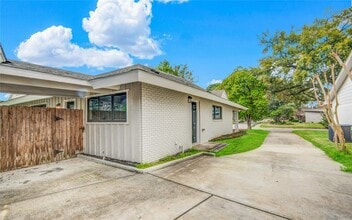 2131 Blue Willow Dr in Houston, TX - Building Photo - Building Photo