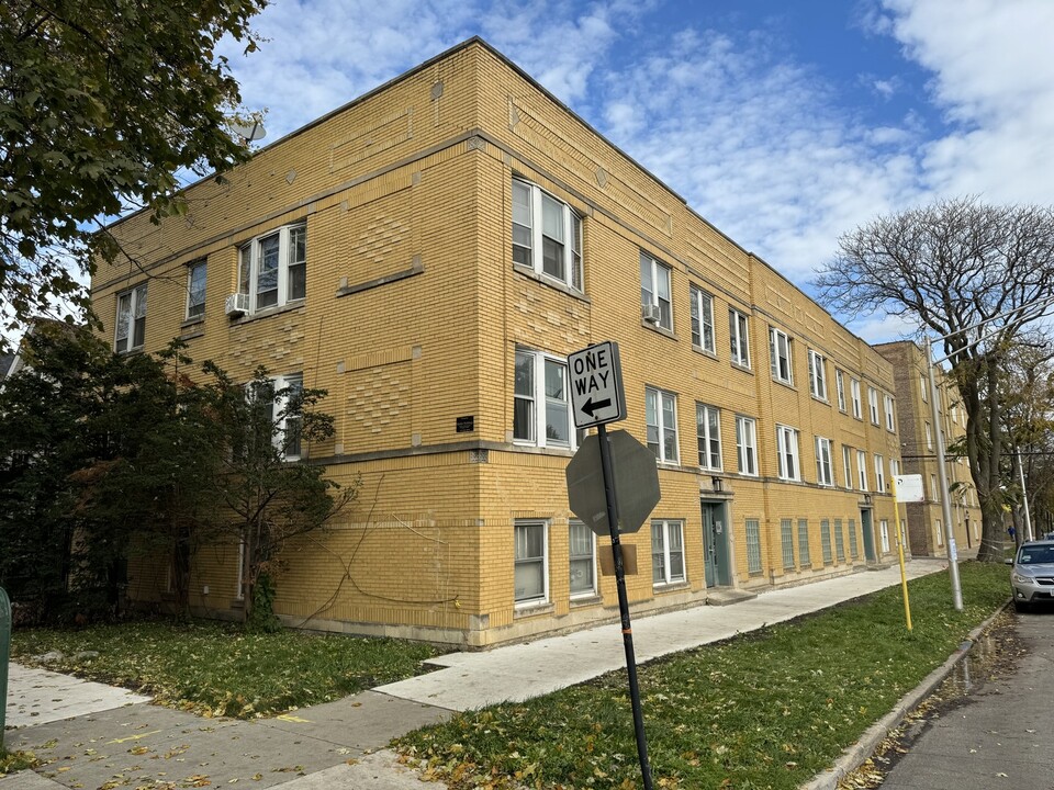 4652 W Palmer St in Chicago, IL - Building Photo