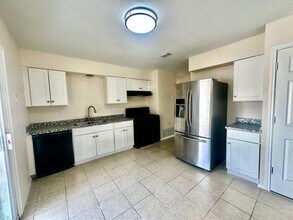 2143 Henrietta St in San Antonio, TX - Building Photo - Building Photo