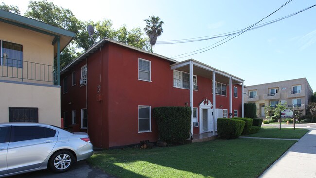 7338-7346 Woodman Ave in Van Nuys, CA - Building Photo - Building Photo