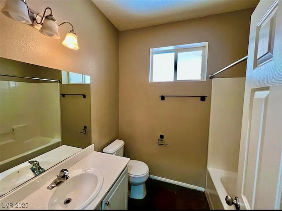 2455 Silver Sunrise Ln in Henderson, NV - Building Photo