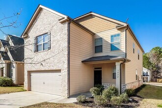 1079 Lear Dr in Locust Grove, GA - Foto de edificio - Building Photo