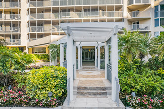 Savoy Condominium in Naples, FL - Foto de edificio - Building Photo