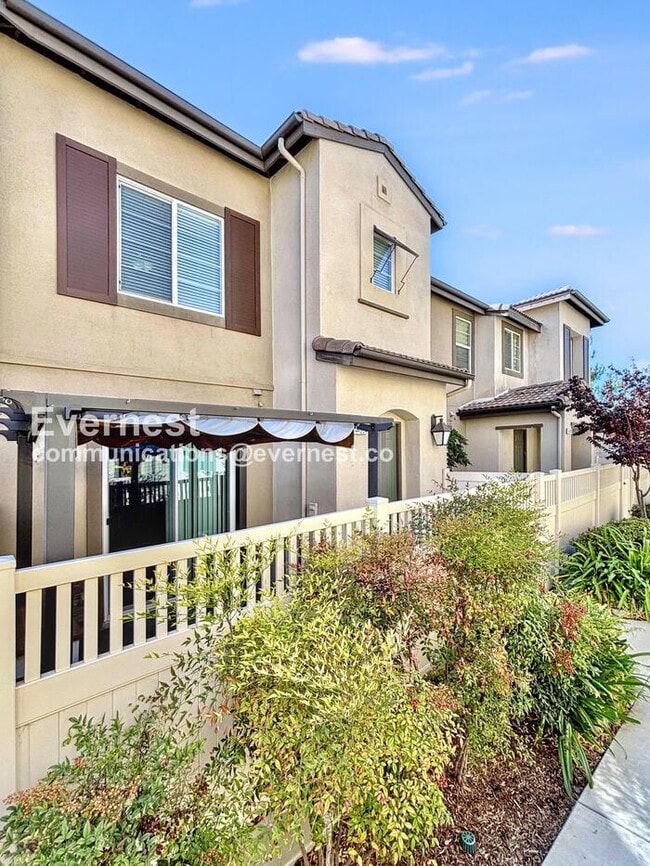 44064 Calle Luz in Temecula, CA - Foto de edificio - Building Photo