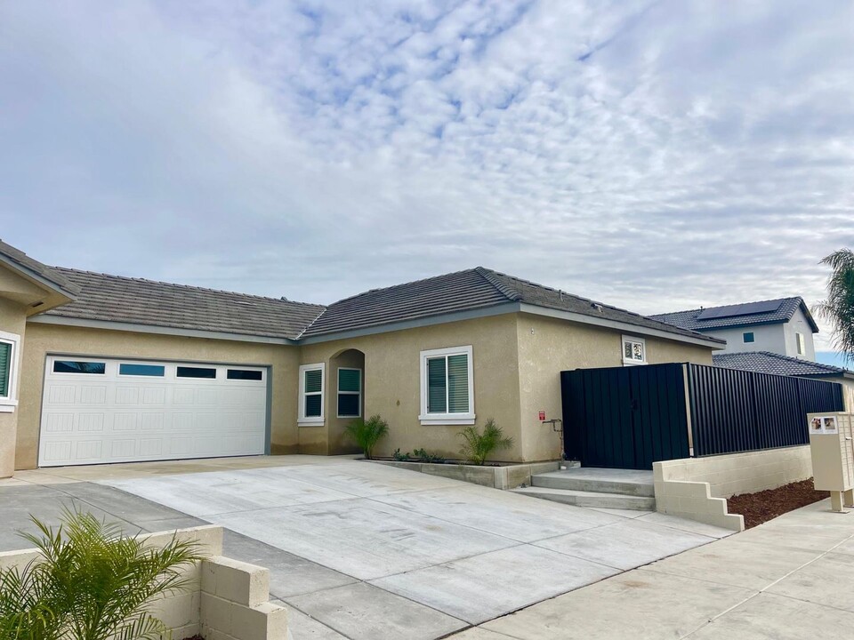 9812 Krista Vineyard Way in Bakersfield, CA - Foto de edificio