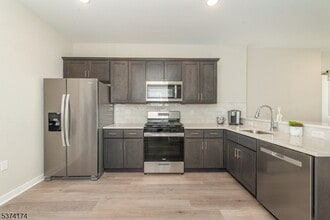 10 Kingsbridge Rd, Unit W-1105 in Fairfield, NJ - Building Photo - Building Photo