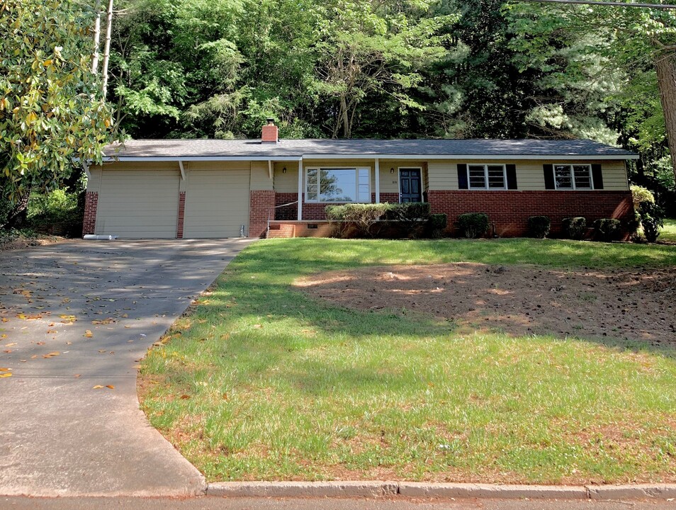 231 Thomas Cir in Roswell, GA - Building Photo