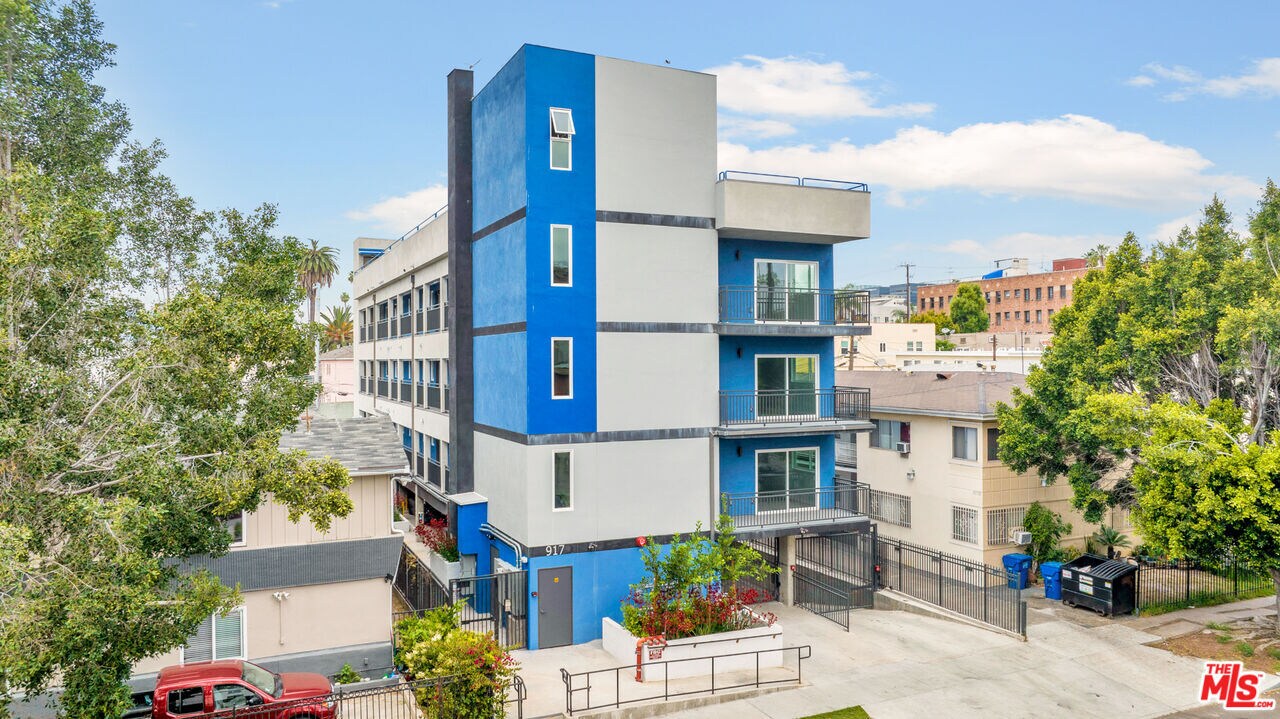 917 S Berendo St in Los Angeles, CA - Building Photo
