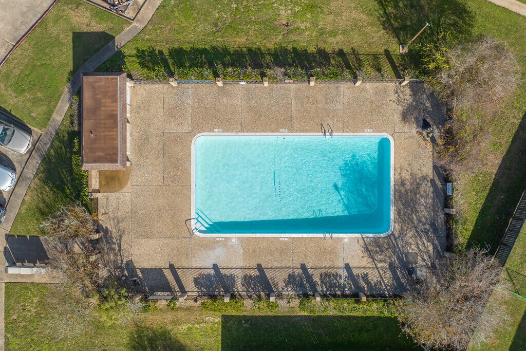 Oak Hollow Condos Apartments in Alvin, TX