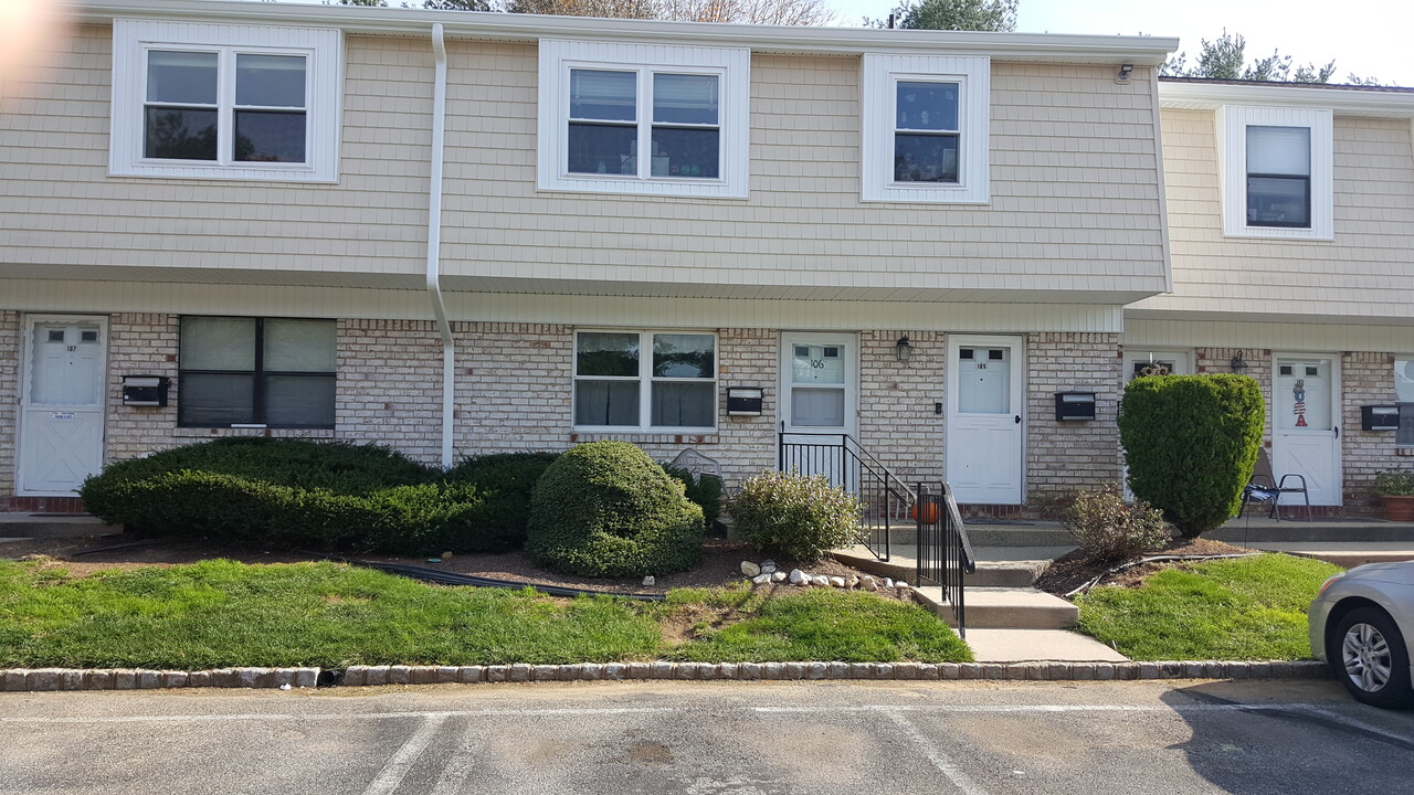 106 Silver Ct in Hamilton Square, NJ - Building Photo