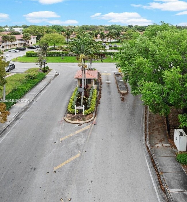 1016 Twin Lakes Dr in Coral Springs, FL - Building Photo - Building Photo