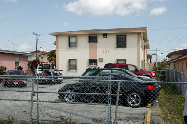 231-227 E 7th St in Hialeah, FL - Foto de edificio - Building Photo