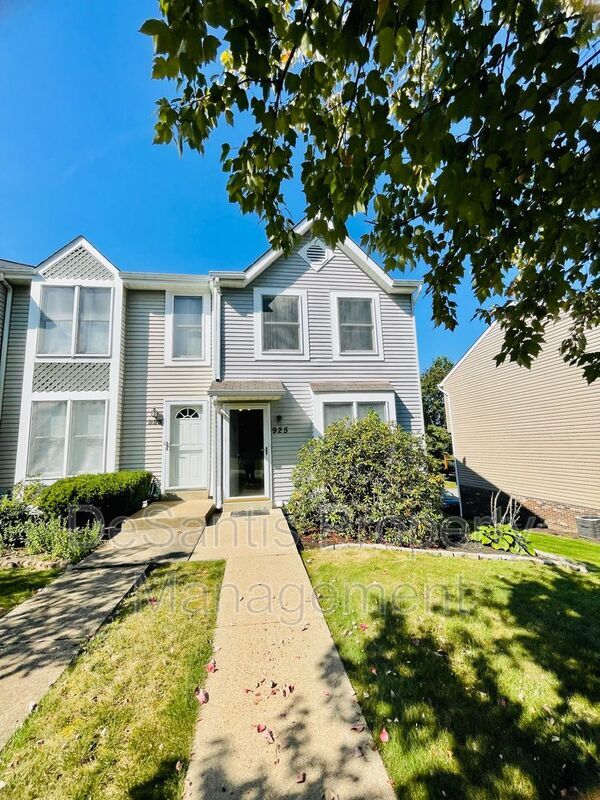 property at 925 Elm Ct