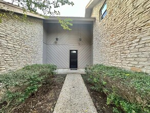 8833 Tallwood Dr in Austin, TX - Building Photo - Building Photo