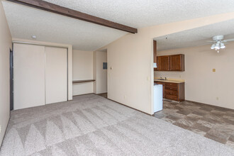 Crestview Manor Apartments in Bismarck, ND - Foto de edificio - Interior Photo