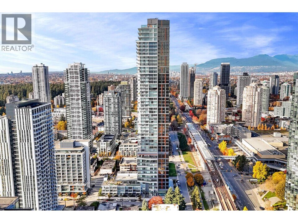 6511 Sussex Ave in Burnaby, BC - Building Photo