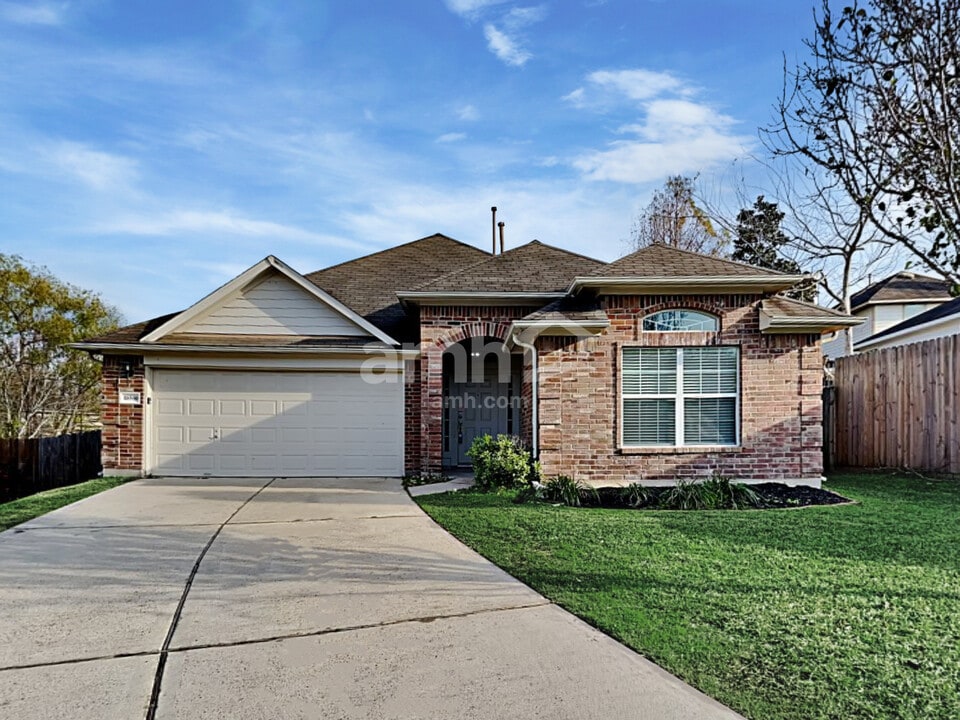 18550 Sunrise Pines Dr in Montgomery, TX - Building Photo