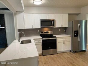 3010 Arjay Ln in Louisville, KY - Building Photo - Building Photo