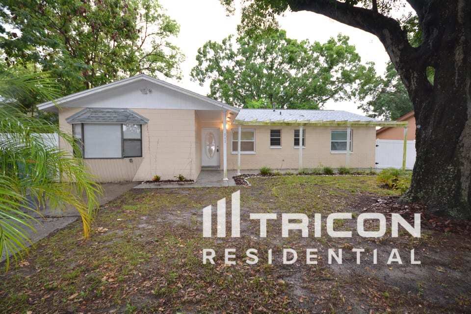 111 Sheryl Lynn Dr in Brandon, FL - Building Photo