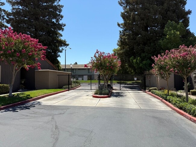 4045 Dale Rd in Modesto, CA - Foto de edificio - Building Photo