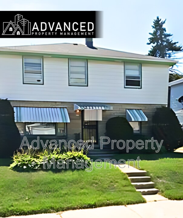 6215 W Keefe Ave Pkwy in Milwaukee, WI - Building Photo