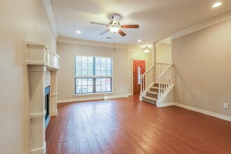 612 Spruce Dr in Conroe, TX - Foto de edificio - Building Photo