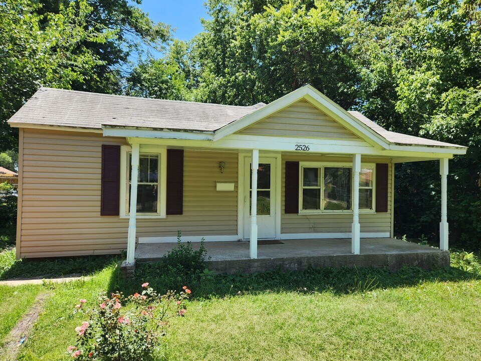 2526 W Madison St in Springfield, MO - Building Photo