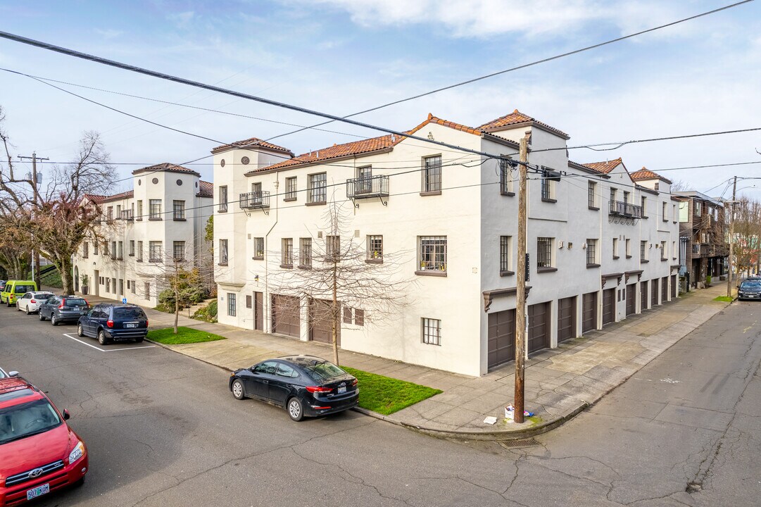 2325 NE Flanders St in Portland, OR - Building Photo