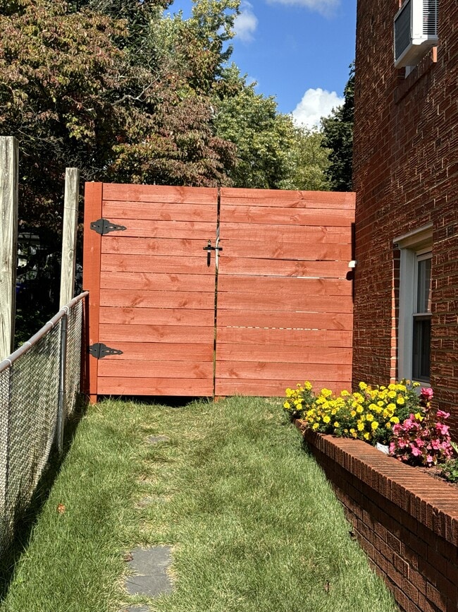 property at 914 Daleview Dr