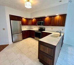 4480 Post Rd, Unit 4 in East Greenwich, RI - Foto de edificio - Building Photo