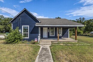 1215 W 5th St in Clifton, TX - Building Photo