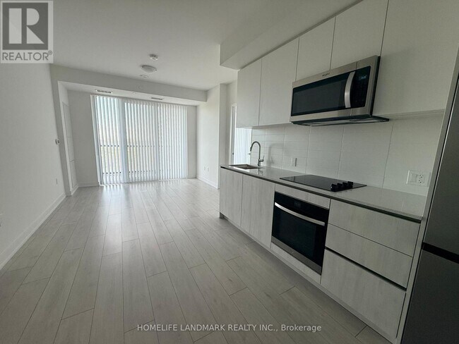 5858 Yonge St in Toronto, ON - Building Photo - Building Photo