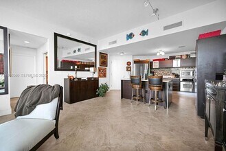 1900 N Bayshore Dr in Miami, FL - Building Photo - Building Photo