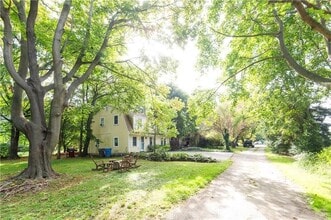 554 E Main Rd in Middletown, RI - Foto de edificio - Building Photo