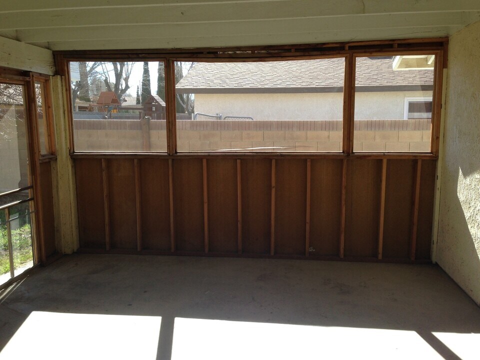 44908 Logue Ave in Lancaster, CA - Building Photo
