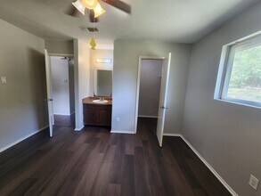 6916 Pondsdale Ln in Austin, TX - Foto de edificio - Building Photo