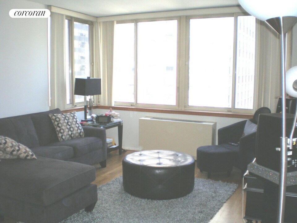 235 E 40th St in New York, NY - Building Photo
