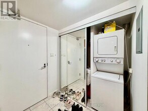 38 Grenville St in Toronto, ON - Building Photo - Building Photo