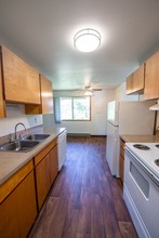 Royal Oaks Apartments in Portland, OR - Building Photo - Building Photo