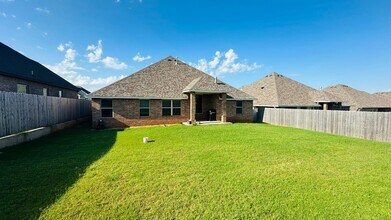 9325 SW 44th Terrace in Oklahoma City, OK - Foto de edificio - Building Photo