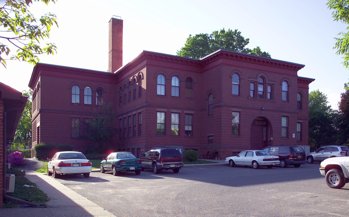 Valentine House Apartments in Chicopee, MA - Foto de edificio