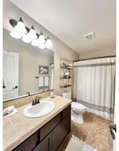 5004 NW Commons Dr in Pasco, WA - Foto de edificio - Building Photo