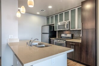 The Dylan in West Hollywood, CA - Foto de edificio - Building Photo