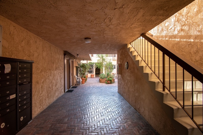 1865 Greenfield Ave in Los Angeles, CA - Building Photo - Building Photo