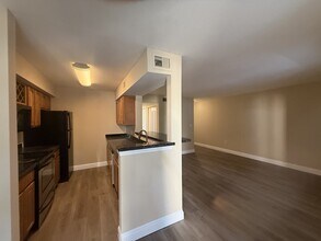 2460 NW 33rd St in Oakland Park, FL - Building Photo - Building Photo