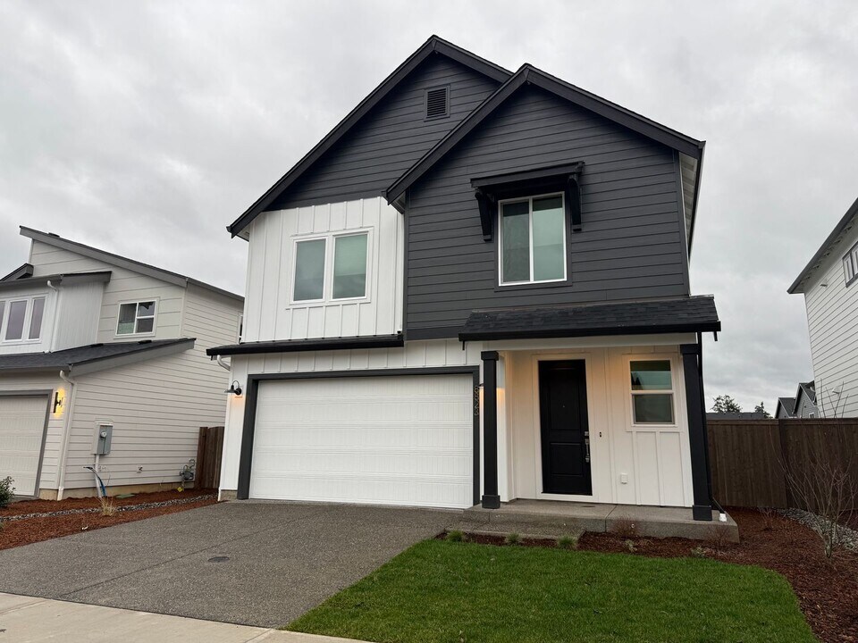 8823 S 1st St in Ridgefield, WA - Building Photo