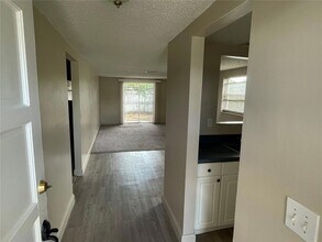 4128 Shoreline Dr, Unit 401 in New Port Richey, FL - Foto de edificio - Building Photo